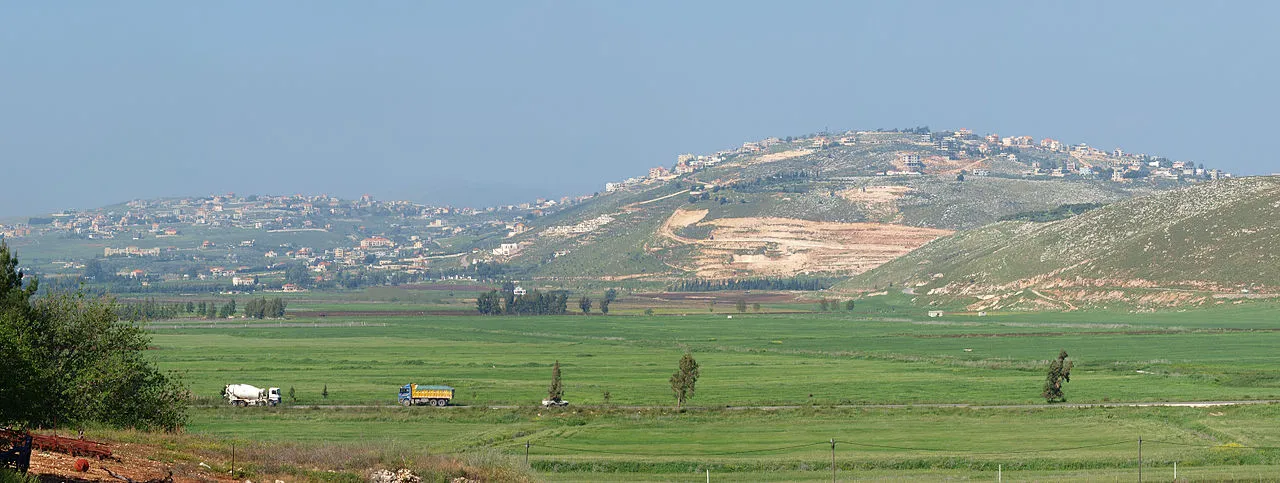 Aerialt udsyn over Khiam i Nabatieh Governorate i Libanon. Billedet viser byens placering i landskabet og giver et overblik over området.