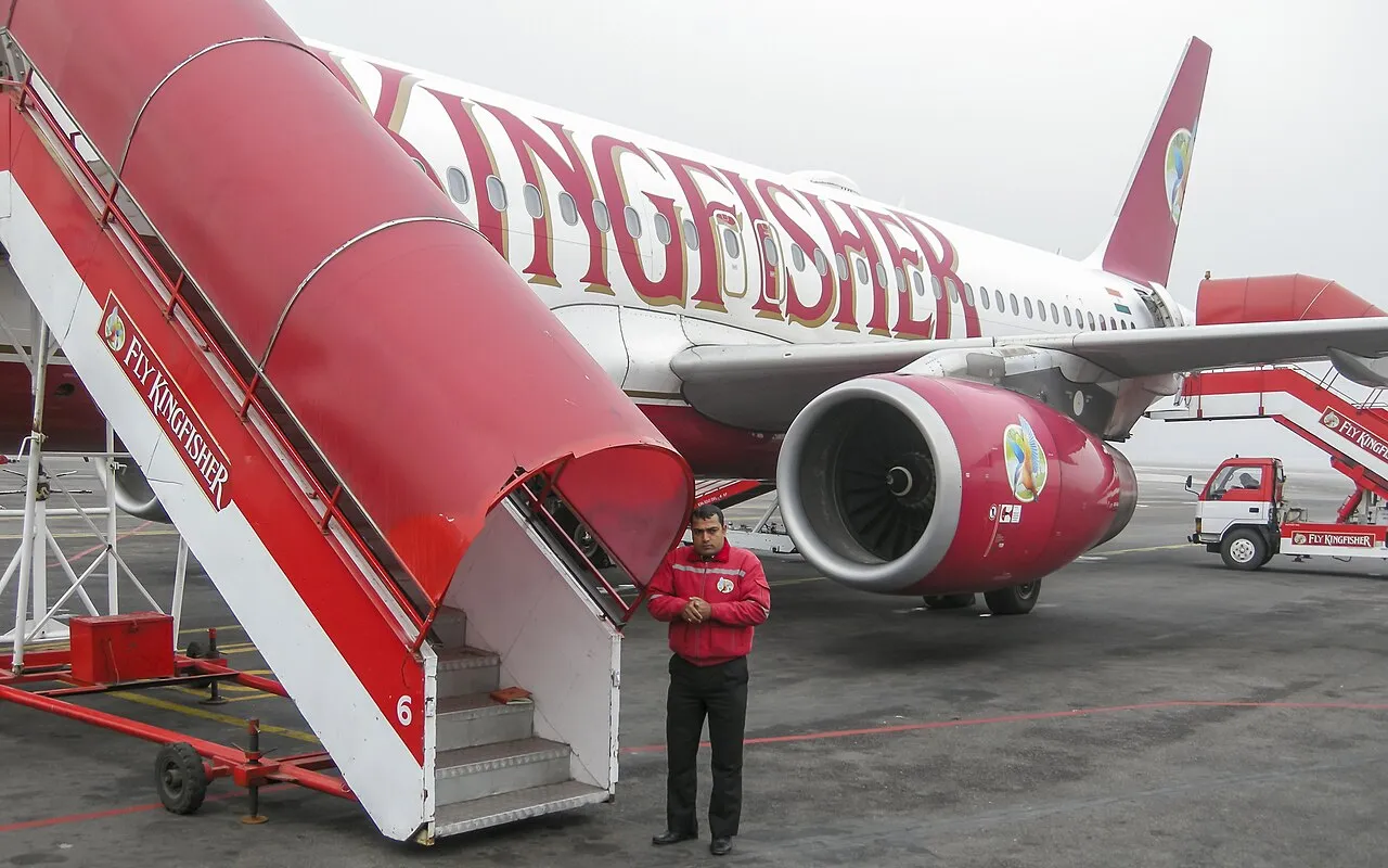 Et Kingfisher Airlines-fly står på jorden ved Chennai Internationale Lufthavn. Billedet fanger flyet i lufthavnsområdet med tydeligt motiv af flyets skrog.