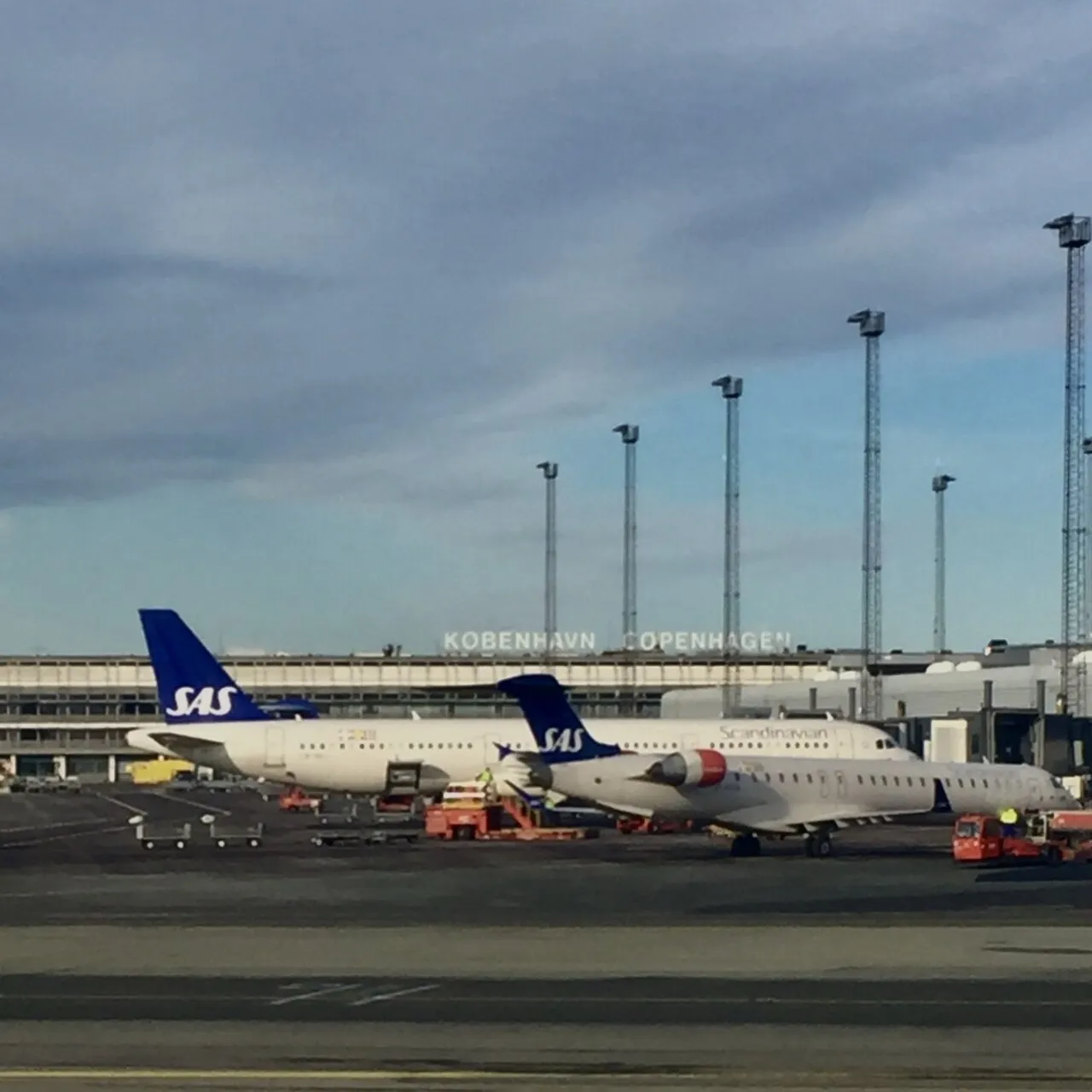 Københavns Lufthavn (Kastrup) på Amager, som er den travleste lufthavn i Norden. Billedet understreger lufthavnens rolle som centralt transportknudepunkt for Skandinavien.