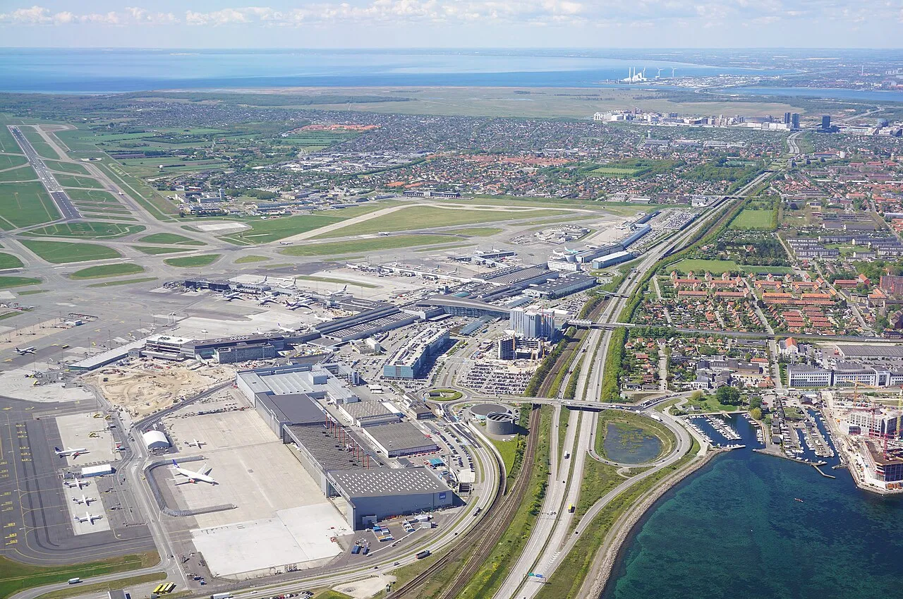 Luftfoto af Københavns Lufthavn. Billedet viser lufthavnsområdet og dets placering i landskabet.