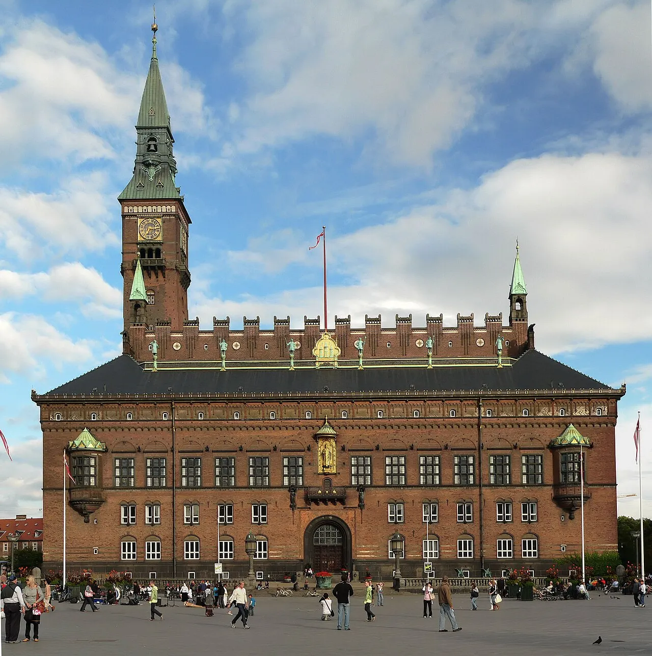 Københavns Rådhus i Danmark. Billedet viser bygningens markante facade og placering i byens centrum.
