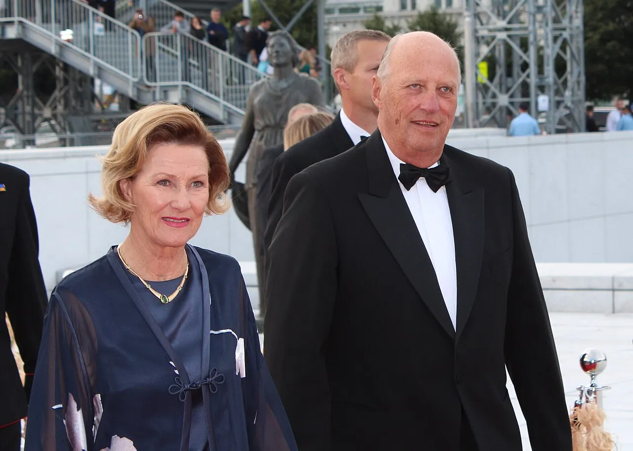 Kongen og Dronningen deltog i festpremieren på den nye film om Kon-Tiki på Operaen i Oslo. Billedet viser dem i forbindelse med den officielle begivenhed.