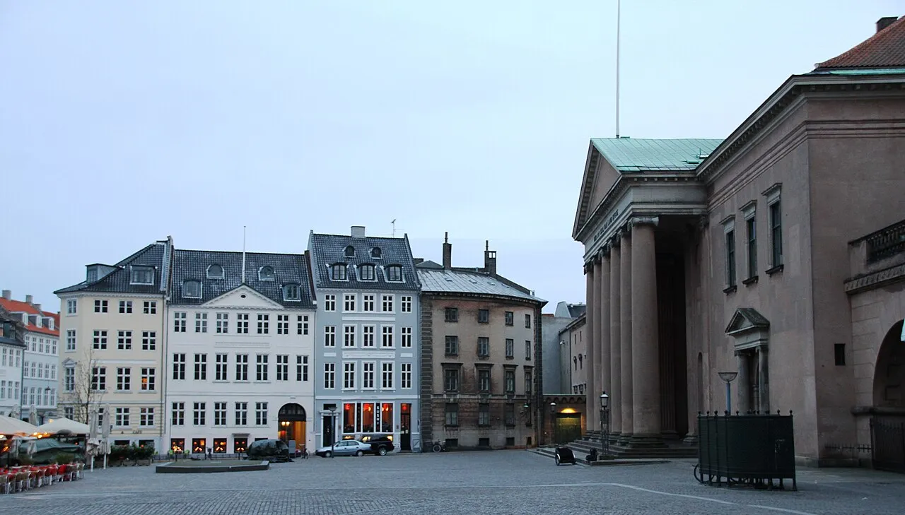Udsigt over Kongens Nytorv i København, set fra nord. Billedet viser byens byrum med arkitektur og pladsens åbne perspektiv.