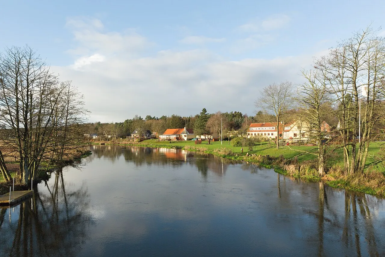 Udsigt over Gudenåen ved Kongensbro. Billedet er taget fra broen opstrøms.