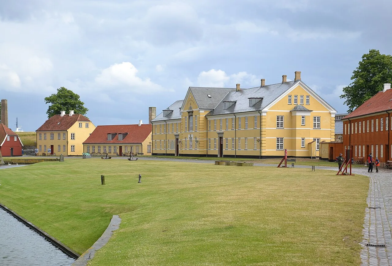 Kronborg Slot i Helsingør med fokus på områdets militærbygninger. Billedet viser slottets historiske arkitektur i et kystnært miljø.