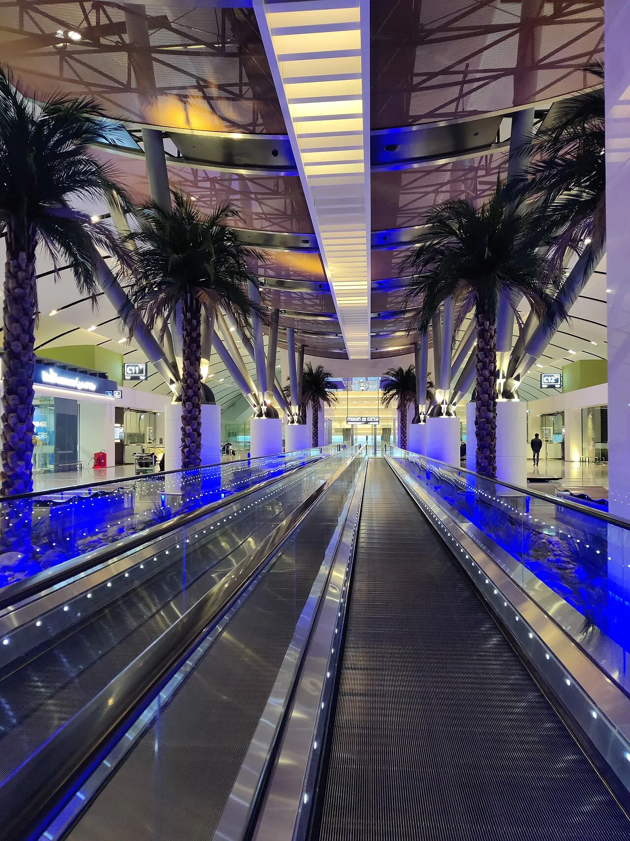 Et foto af Kuwait Lufthavn med fokus på lufthavnens bygninger og omgivelser. Billedet giver et klart indtryk af lufthavnsanlægget.