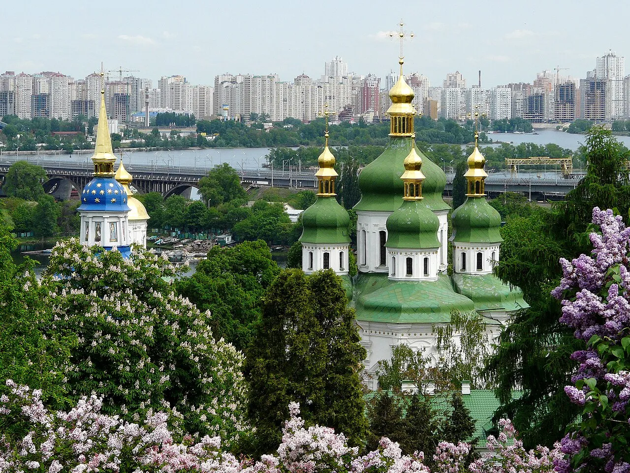 Kyiv-Pechersk Lavra i Kyiv, fotograferet som et samlet bygningskompleks. Billedet fremhæver områdets arkitektur og historiske karakter.