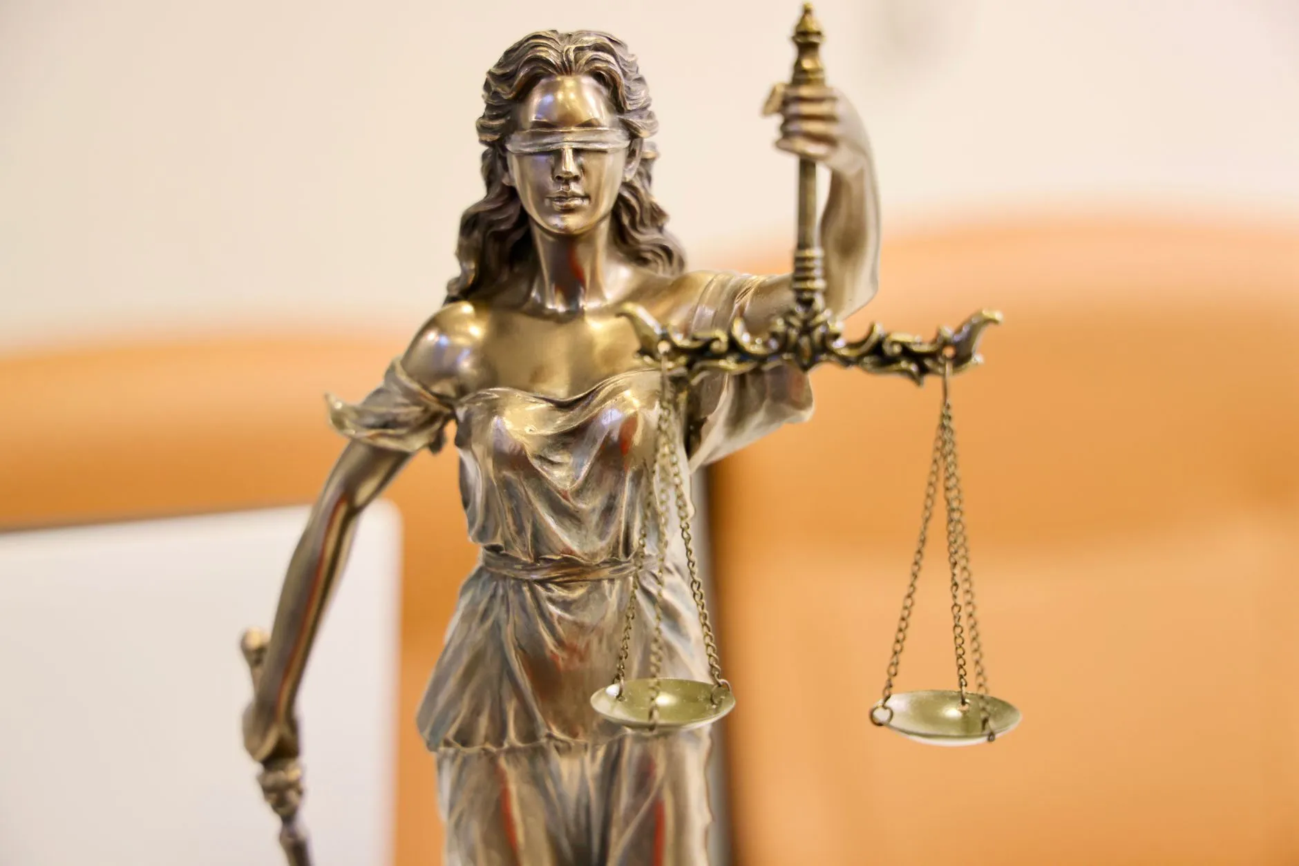 Et nærbillede af Lady Justice-statuen, som symboliserer fairness og upartiskhed. Billedet egner sig til illustration af retssystemet og juridiske principper.