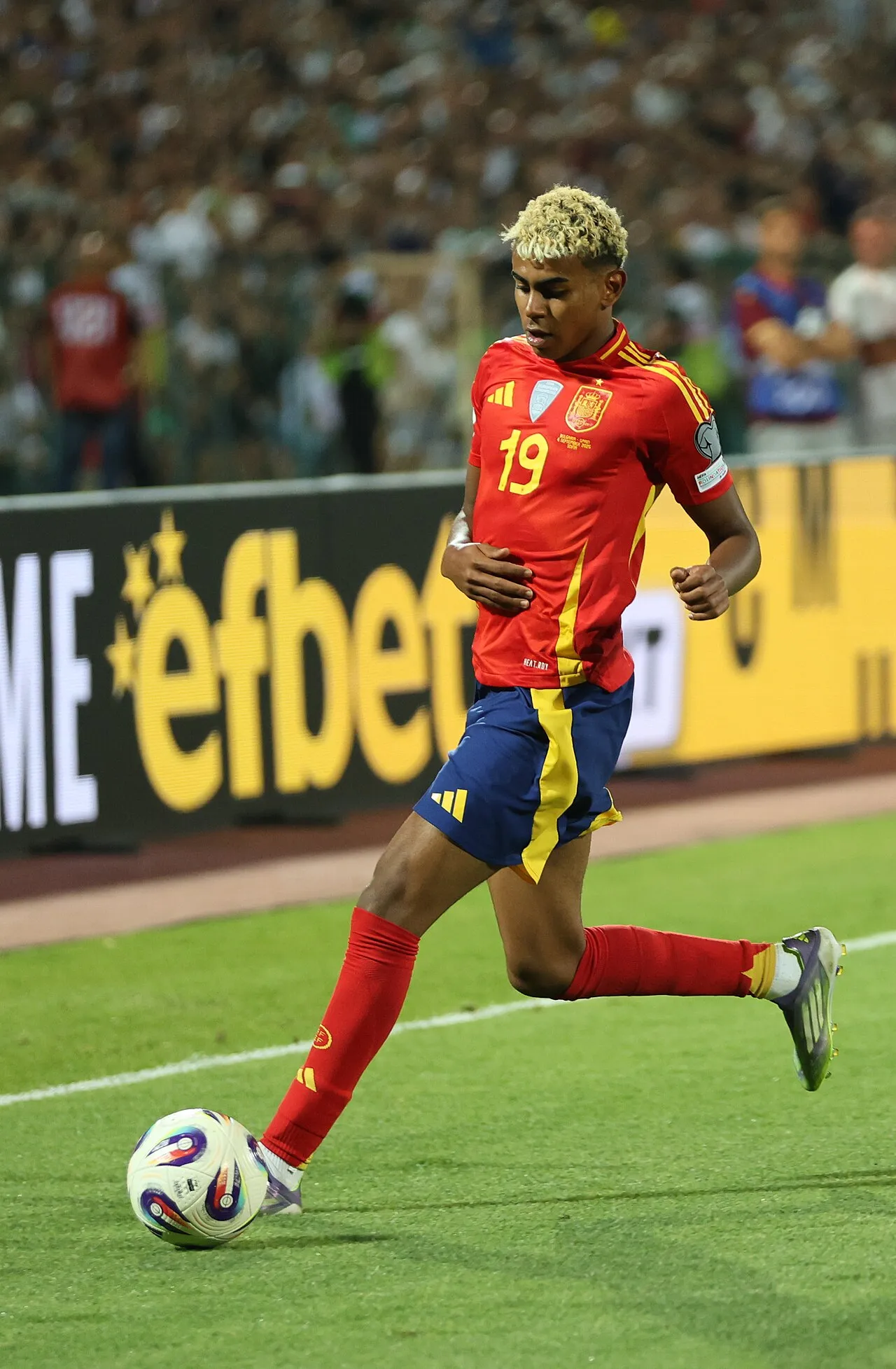 Lamine Yamal Nasraoui Ebana, spansk fodboldspiller for FC Barcelona og det spanske landshold. Billedet viser ham i en officiel portræt-/kamprelateret situation fra 2025.