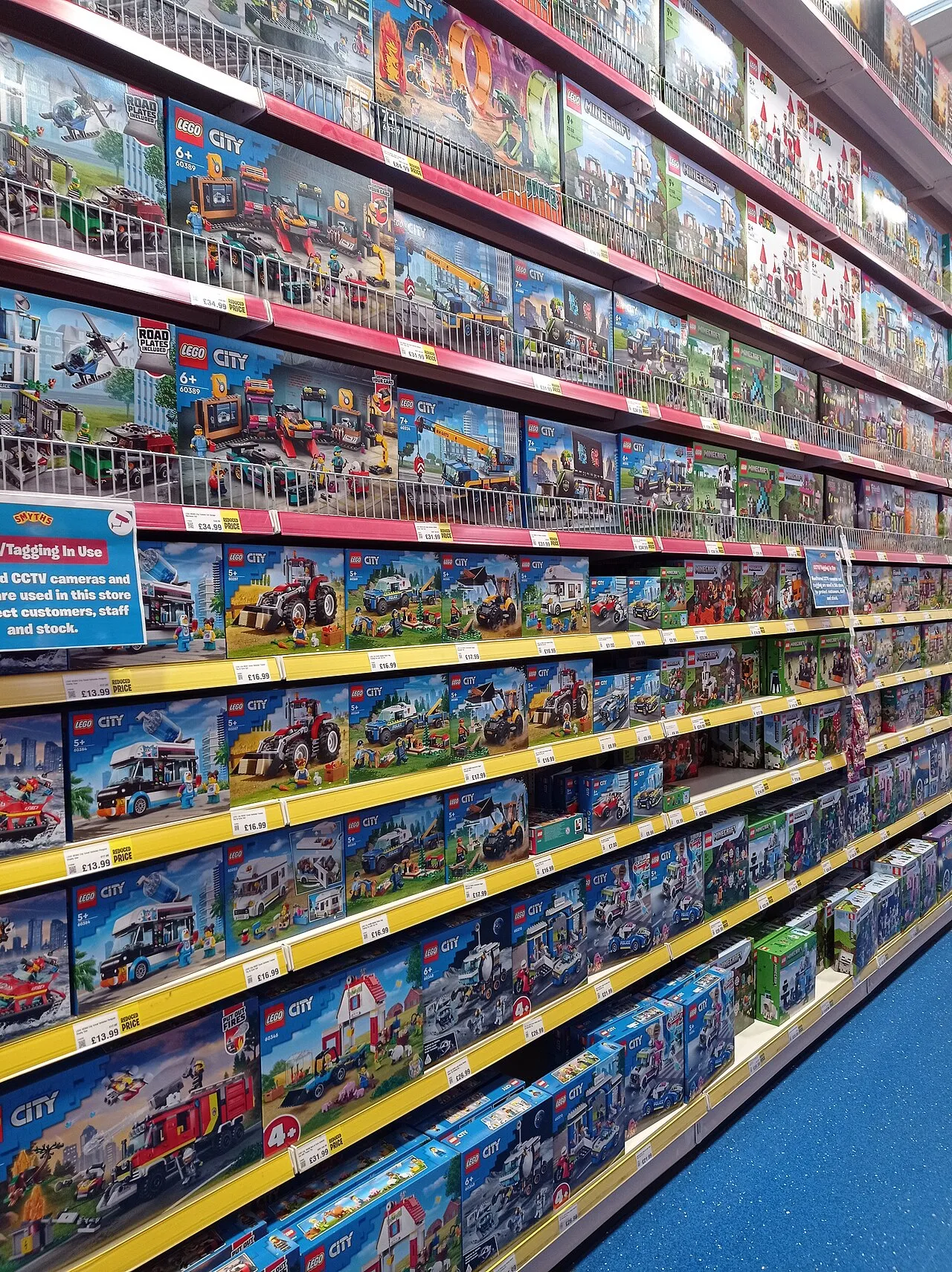 Et butiksmiljø med LEGO-produkter udstillet i Smyths Toys i Enfield. Billedet viser tydeligt LEGO-branding og legetøjssektionen i butikken.