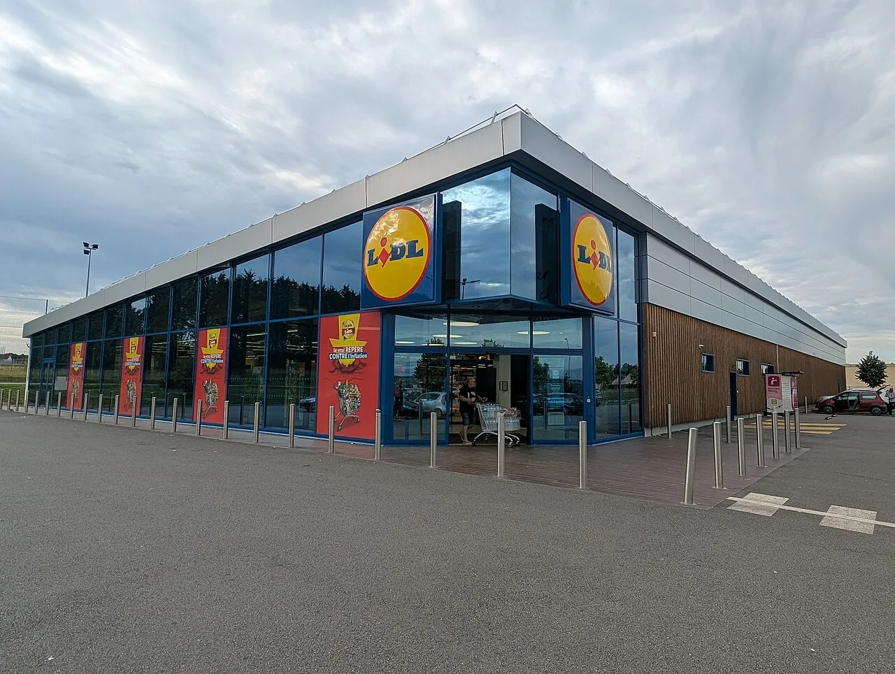 En Lidl butik i Avallon, Frankrig. Butikken er en del af den internationale Lidl-kæde.