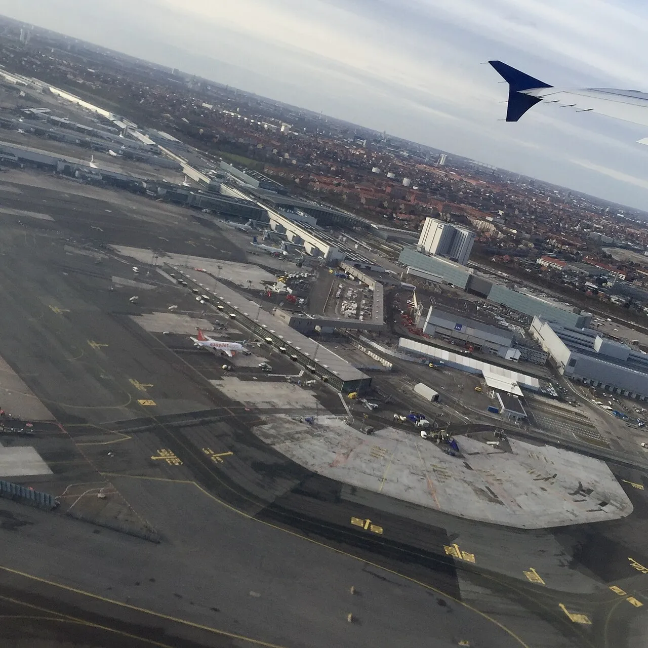 Aerialt billede af Københavns Lufthavn (Kastrup), der illustrerer lufthavnens størrelse og infrastruktur. Lufthavnen fungerer som et vigtigt transportknudepunkt for Skandinavien og Øresundsregionen.