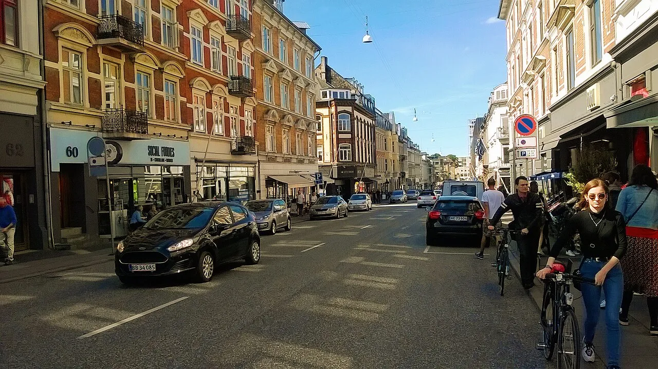 Gadebillede fra M.P. Bruuns Gade i Frederiksbjerg i Aarhus. Billedet fremhæver byens arkitektur og gaderum.