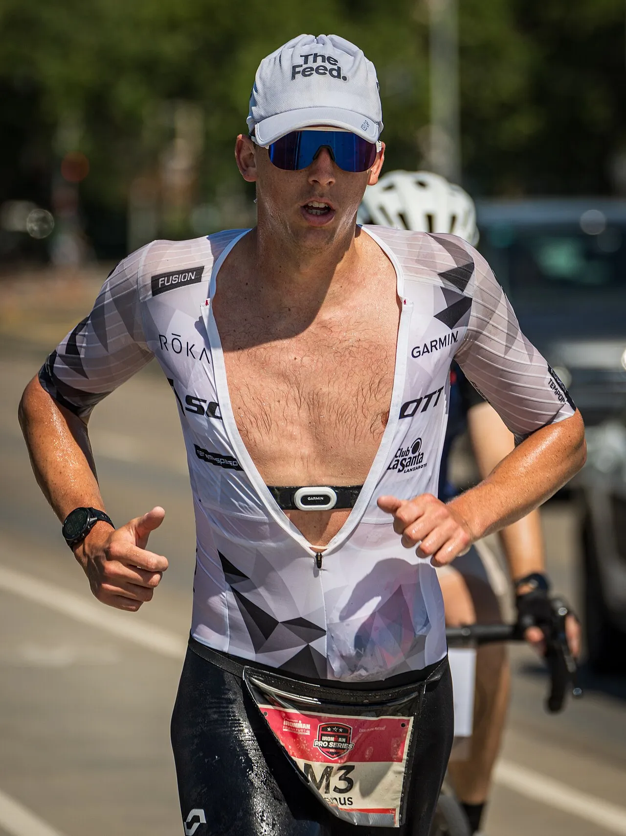 Magnus Ditlev deltager i Ironman European Championship 2025 i Frankfurt am Main, Tyskland. Billedet viser ham i fuld gang under løbet.