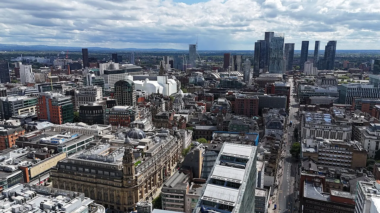 Et bybillede af Manchester taget fra Manchester Cathedral med en drone.