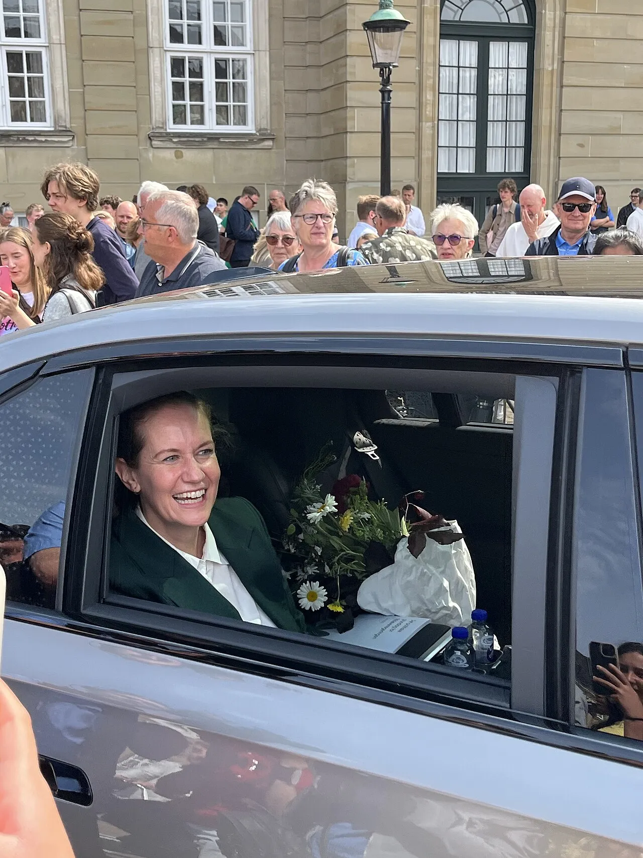 Maria Reumert Gjerding forlader Amalienborg Slot i København efter at være blevet svoret ind som miljøminister. Billedet fanger øjeblikket efter den officielle ceremoni.