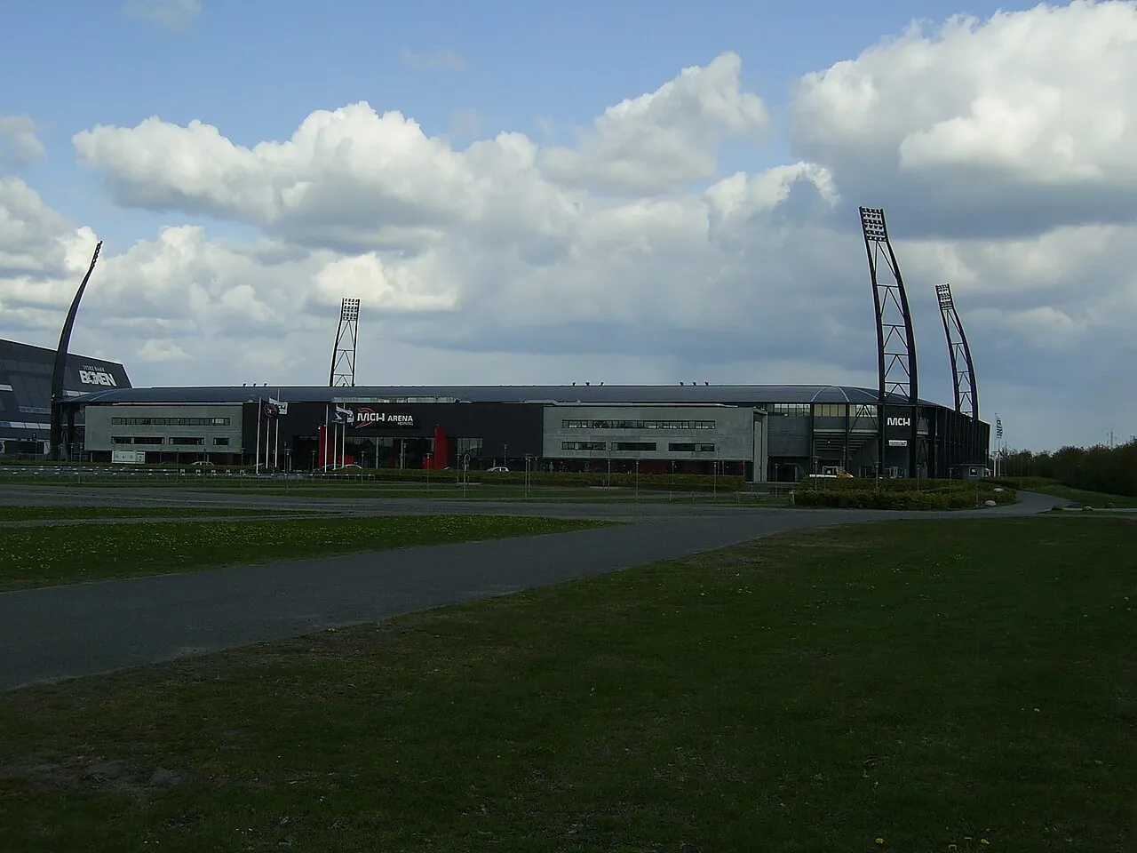 MCH Arena er et stadion i Herning i Central Denmark Region. Billedet viser arenaens ydre rammer og omgivelser.
