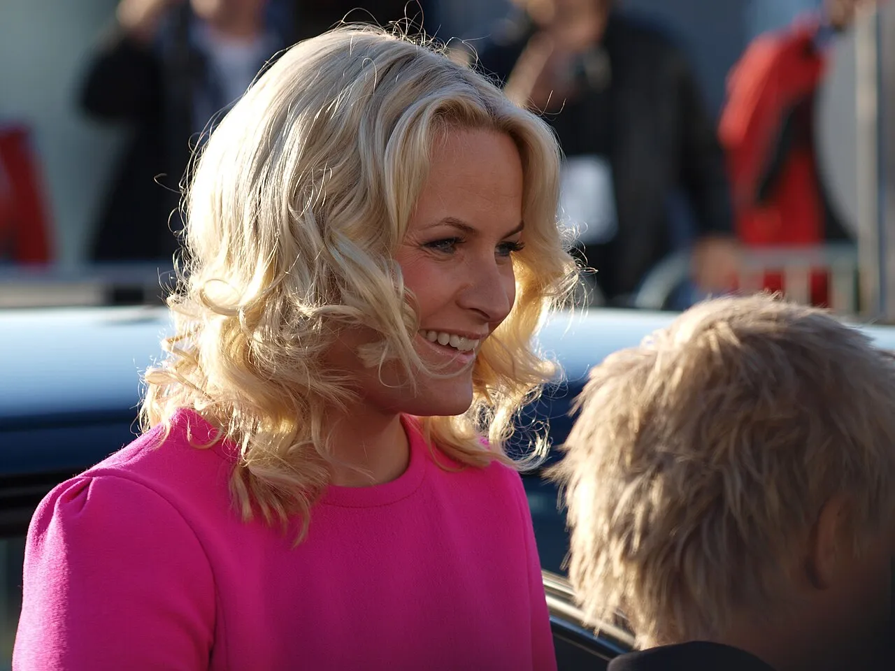 Billedet viser Mette-Marit, Norges kronprinsesse, ved Eurovision Song Contest 2010 i Oslo. Hun ses i forbindelse med arrangementet.