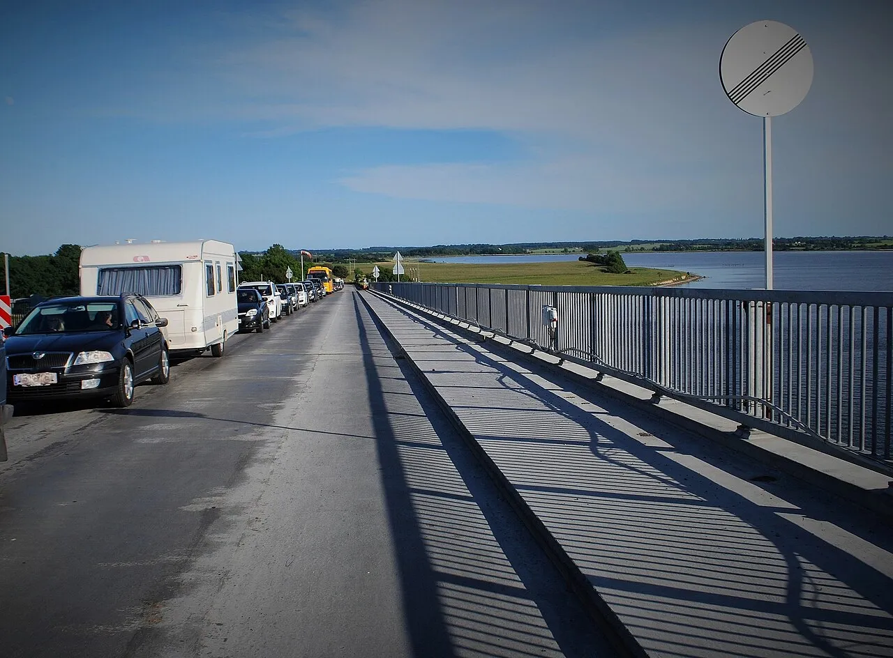 Queen Alexandrine-broen ses her over Ulv Sund mellem Sjælland og Møn. Et markant vejbro-arkitektonisk motiv i dansk landskab.
