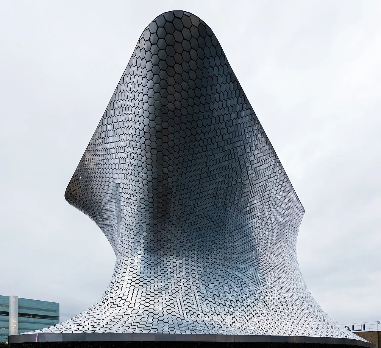 Museo Soumaya ligger i Plaza Carso i Nuevo Polanco-området i Mexico City. Bygningen er tegnet af Fernando Romero og blev indviet i 2011.