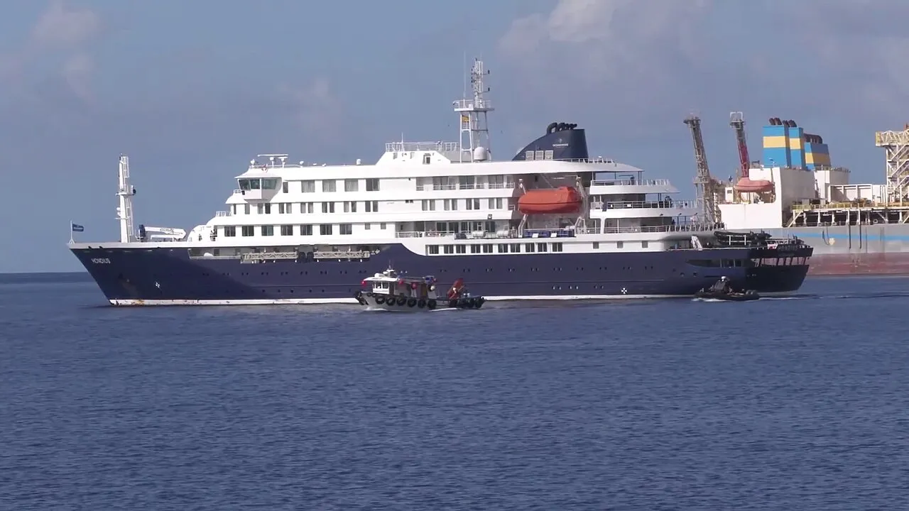 MV Hondius ligger for anker i Port of Granadilla den 10. maj 2026. Billedet viser skibet i havnemiljøet på De Kanariske Øer.