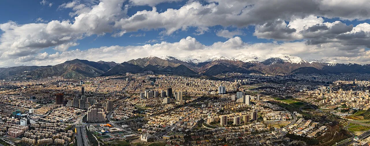 Luftfoto af Teherans nordlige bydel taget fra toppen af Milad Tower. Billedet er fanget under klare forhold med reduceret trafik, hvilket giver et særligt rent udsyn over byen.