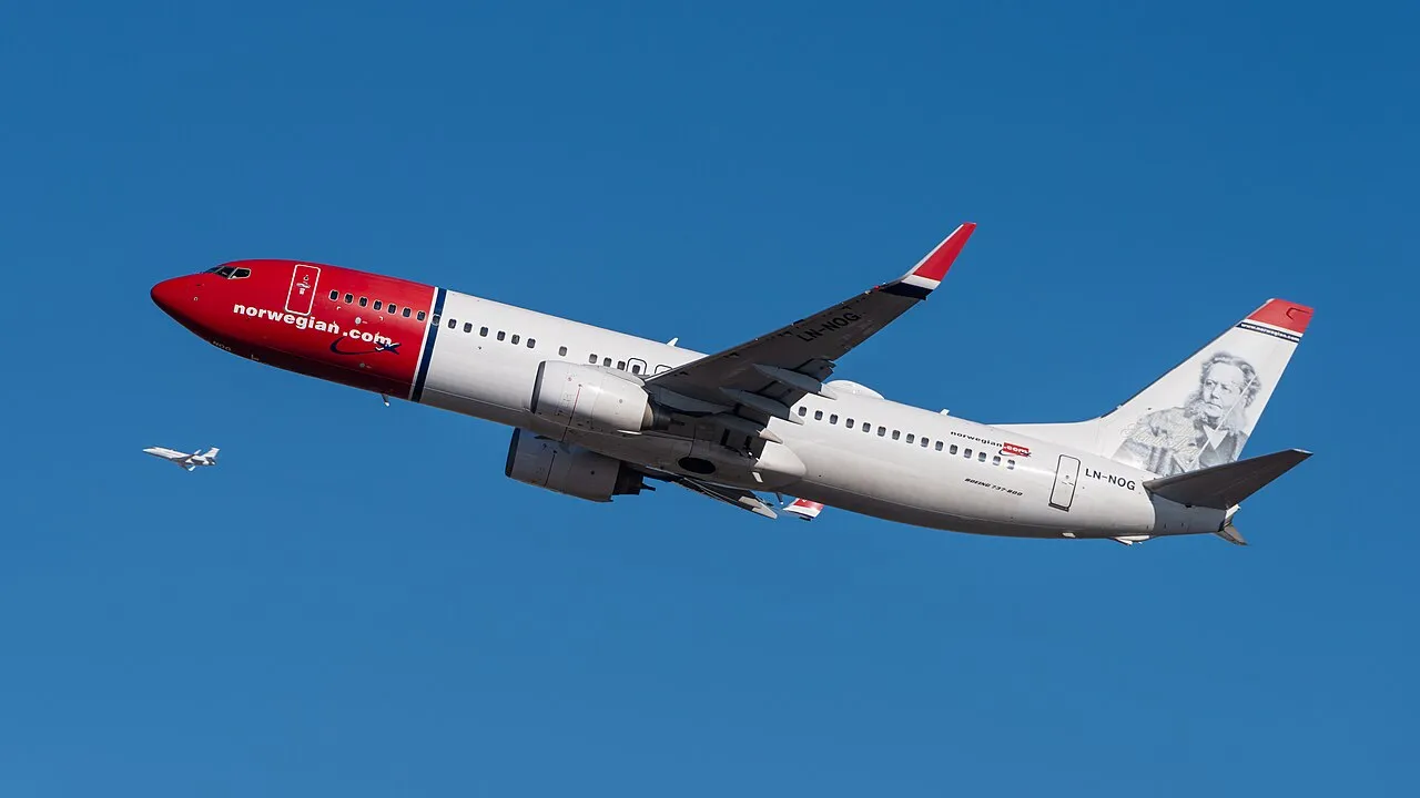 Et Norwegian Air Shuttle-fly af typen Boeing 737-800 (reg. LN-NOG) ses på München Lufthavn (MUC). Billedet er taget på rampen i 2015.