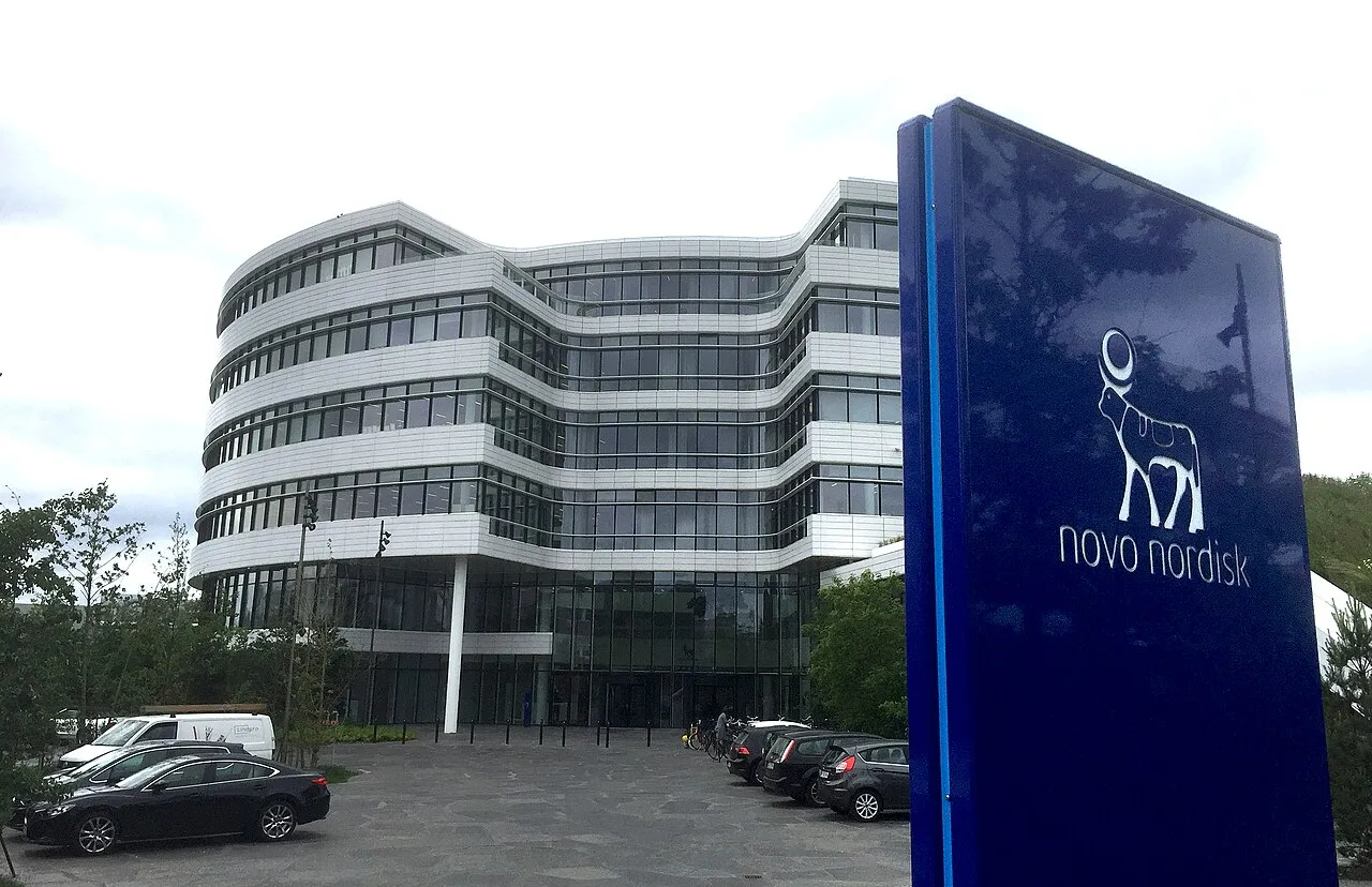 Novo Nordisks hovedkvarter i Bagsværd, Danmark, set udefra. Billedet fremhæver virksomhedens moderne arkitektur og markante bygning.
