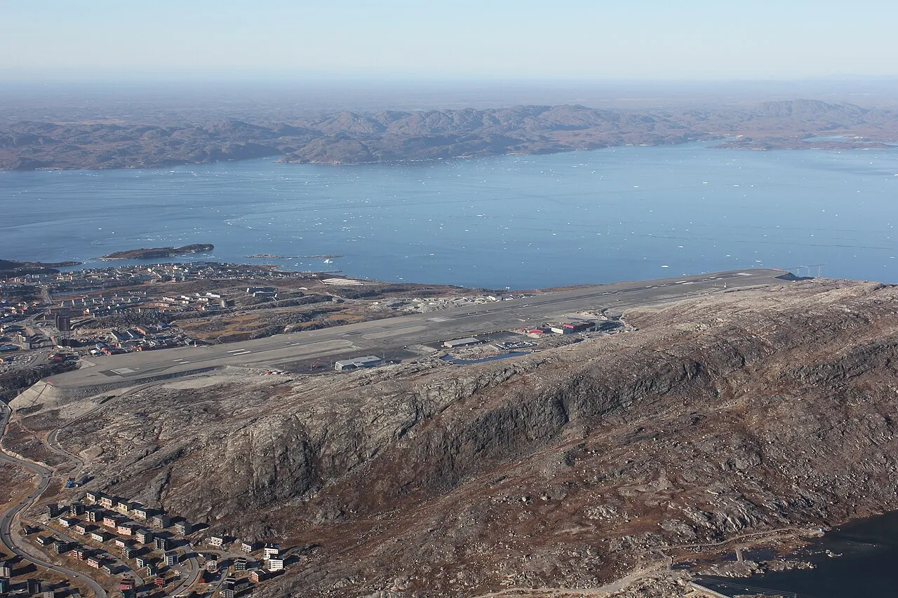 Nuuk Lufthavn set fra Ukkusissat i oktober 2024. Billedet viser lufthavnsområdet i Grønlands hovedstad.