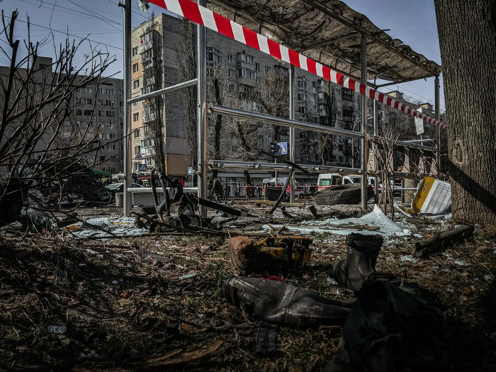 Et busstoppested i Kyiv er ødelagt, og skaderne illustrerer krigens indvirkning på byens infrastruktur. Billedet fungerer som dokumentation af ødelæggelser i det offentlige rum.