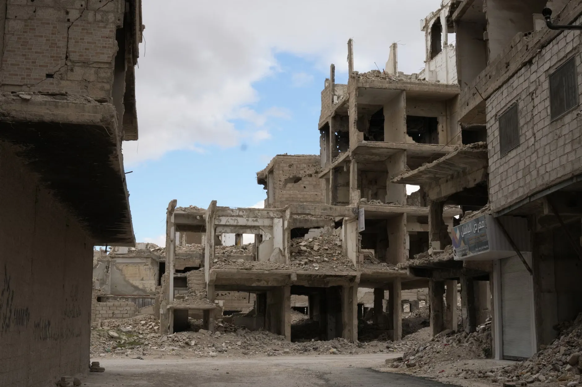 Et chokerende billede af forladte og ødelagte bygninger i Damascus, der viser konfliktens virkninger.