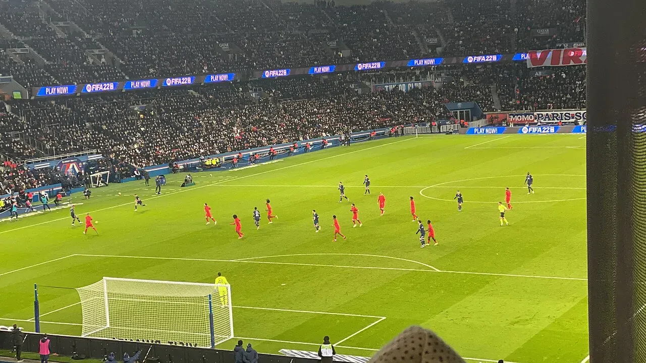 Udsigt over Parc des Princes, hjemmebane for Paris Saint-Germain. Billedet viser stadionets arkitektur og omgivelser.