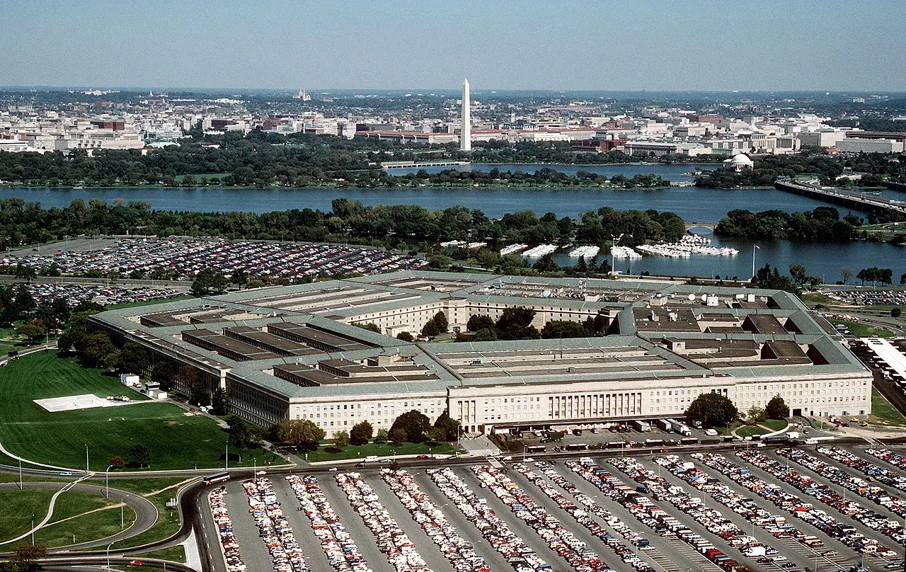 Pentagonet set mod nordøst med Potomac-floden og Washington Monument i baggrunden. Tidal Basin og Pentagon Lagoon ses i det fjerne landskab.