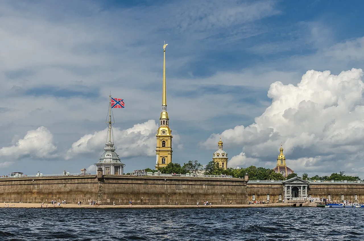 Peter & Paul-fæstningen i Sankt Petersborg ses her i et udendørs motiv. Fæstningen er et af byens mest kendte historiske vartegn.