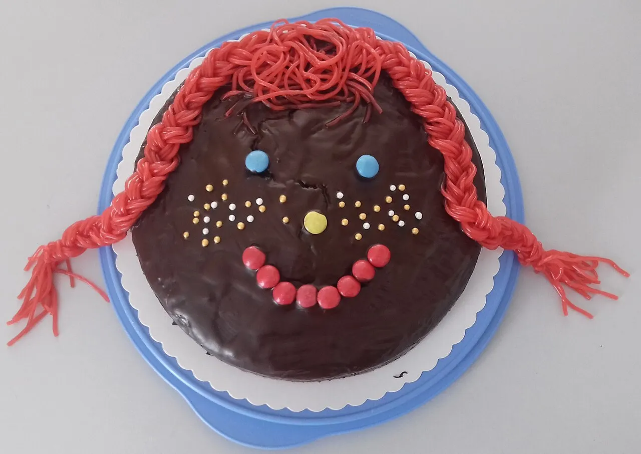 En kage dekoreret med motivet fra Pippi Langstrømpe. Billedet viser en kreativ og farverig fortolkning af figuren.