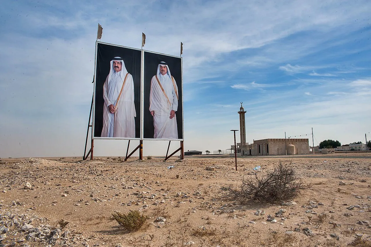 Portrætter af Tamim bin Hamad Al Thani og Khalifa bin Hamad Al Thani i landsbyen Abu Sidrah i Qatar. Billedet er taget i Al-Shahaniya Municipality.