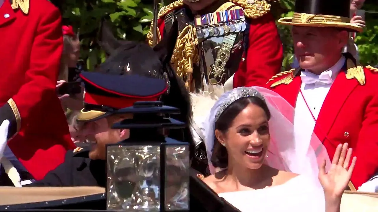 Prins Harry og Meghan kører i en åben hestevogn gennem gaderne i Windsor efter deres bryllup. Parret blev gift på St George's Chapel, og ceremonien blev overværet af millioner af mennesker verden over.