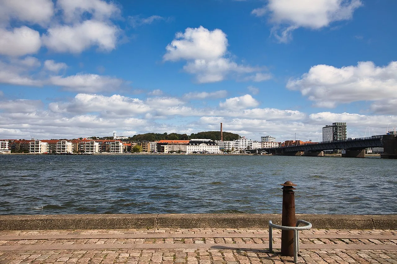 Udsigt over Prinsensgade i Aalborg. Billedet viser byens gade- og byliv i et bynært perspektiv.
