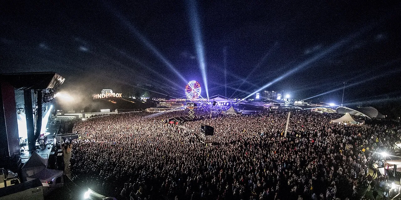 Foto af publikum under Tinderbox Festival 2015. Billedet viser glade festivaldeltagere.