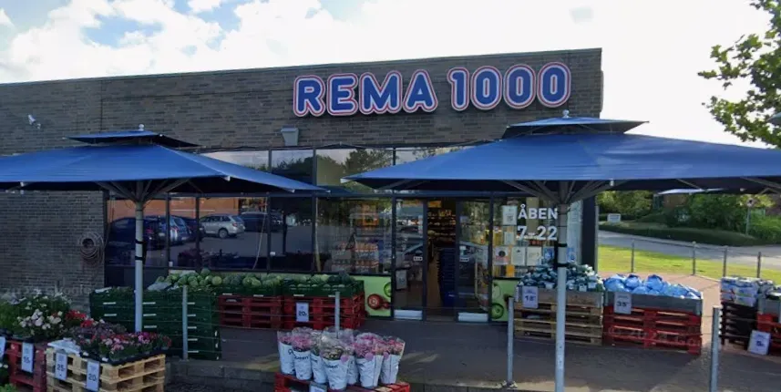 Et Google Street View-skærmbillede af en REMA 1000-butik set fra gaden. Billedet viser facaden og den umiddelbare bykontekst.