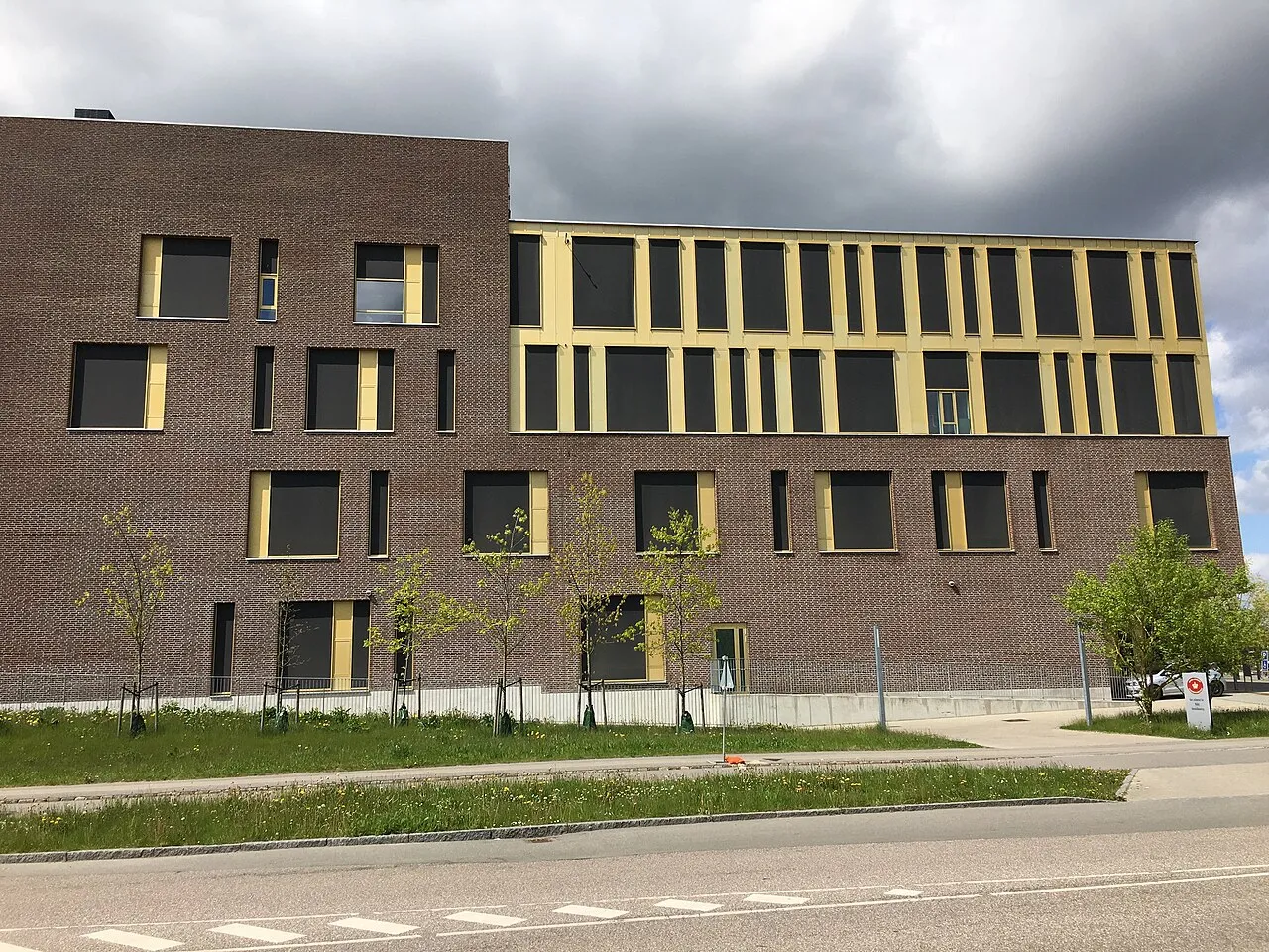 Bygningen Retten i Roskilde ses udefra. Et markant retsbyggeri i byen.