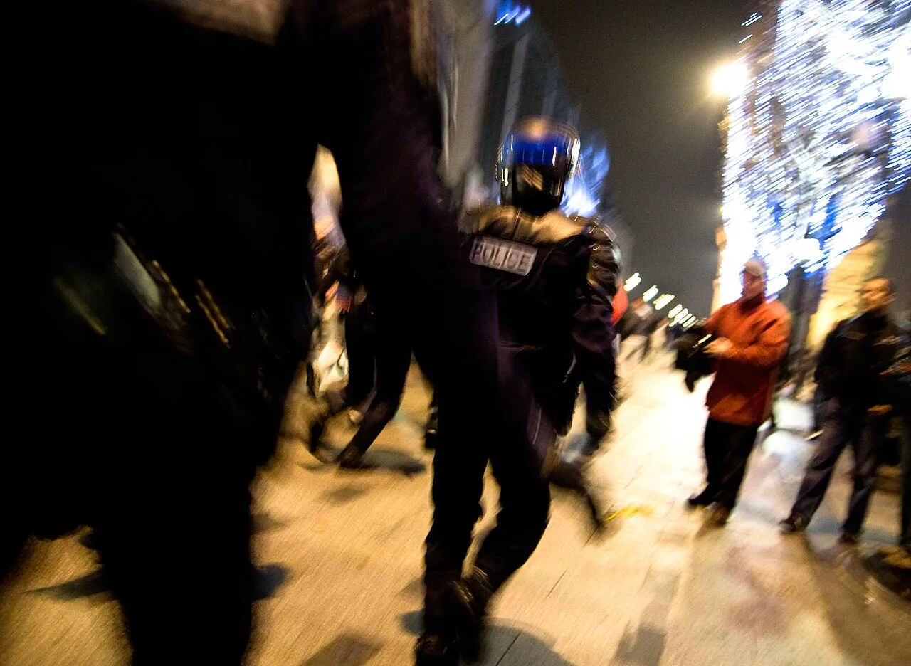 Foto af politistyrker i Paris omkring nytår 2008. Billedet viser et skærpet beredskab i gadebilledet.