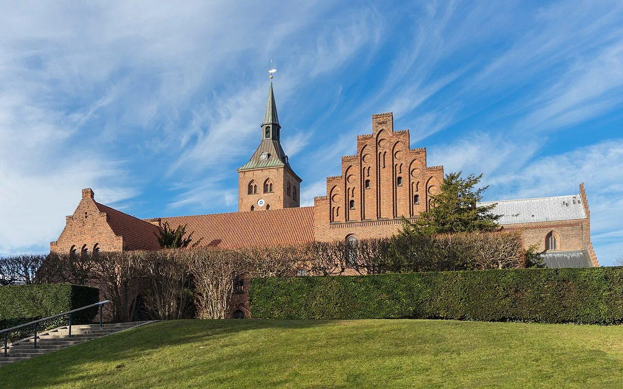 Sideudsigt over Sankt Knuds domkirke i Odense. Billedet fremhæver kirkens arkitektur og bygningsdetaljer.