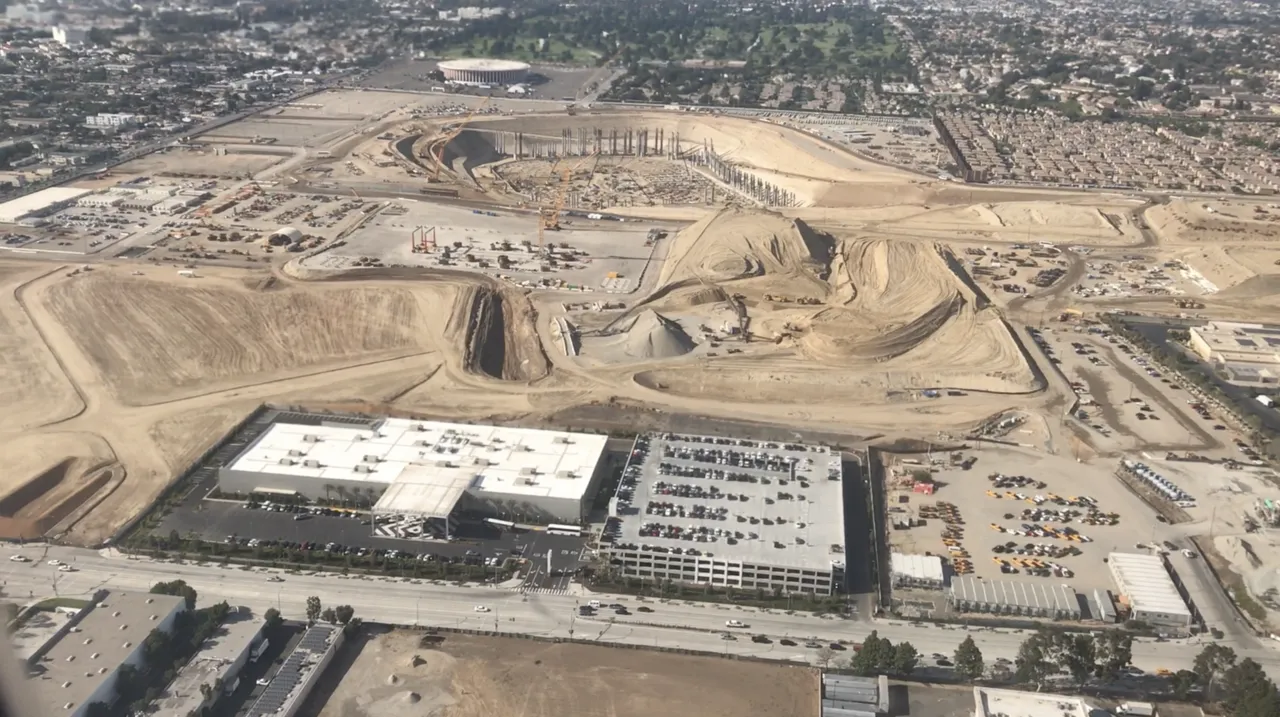 Billede af SoFi Stadium i forbindelse med åbningen for NFL Rams-fans den 17. april 2021. Stadionets facade og omgivelser fremgår tydeligt.