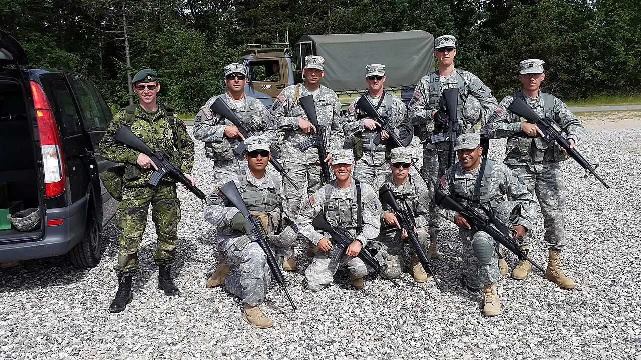Soldater fra U.S. Army’s Military Reserve Exchange Program (MREP) fotograferes sammen med en repræsentant fra Dansk Hjemmeværn under et træningsbesøg i Danmark den 21. juni 2014. Billedet er taget i forbindelse med udvekslingsprogrammet.