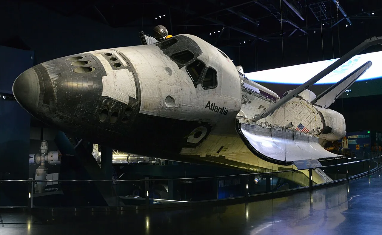 Space Shuttle Atlantis er udstillet ved Kennedy Space Center Visitor Complex i Merritt Island, Florida. Billedet viser shuttlen som en del af besøgsområdet.