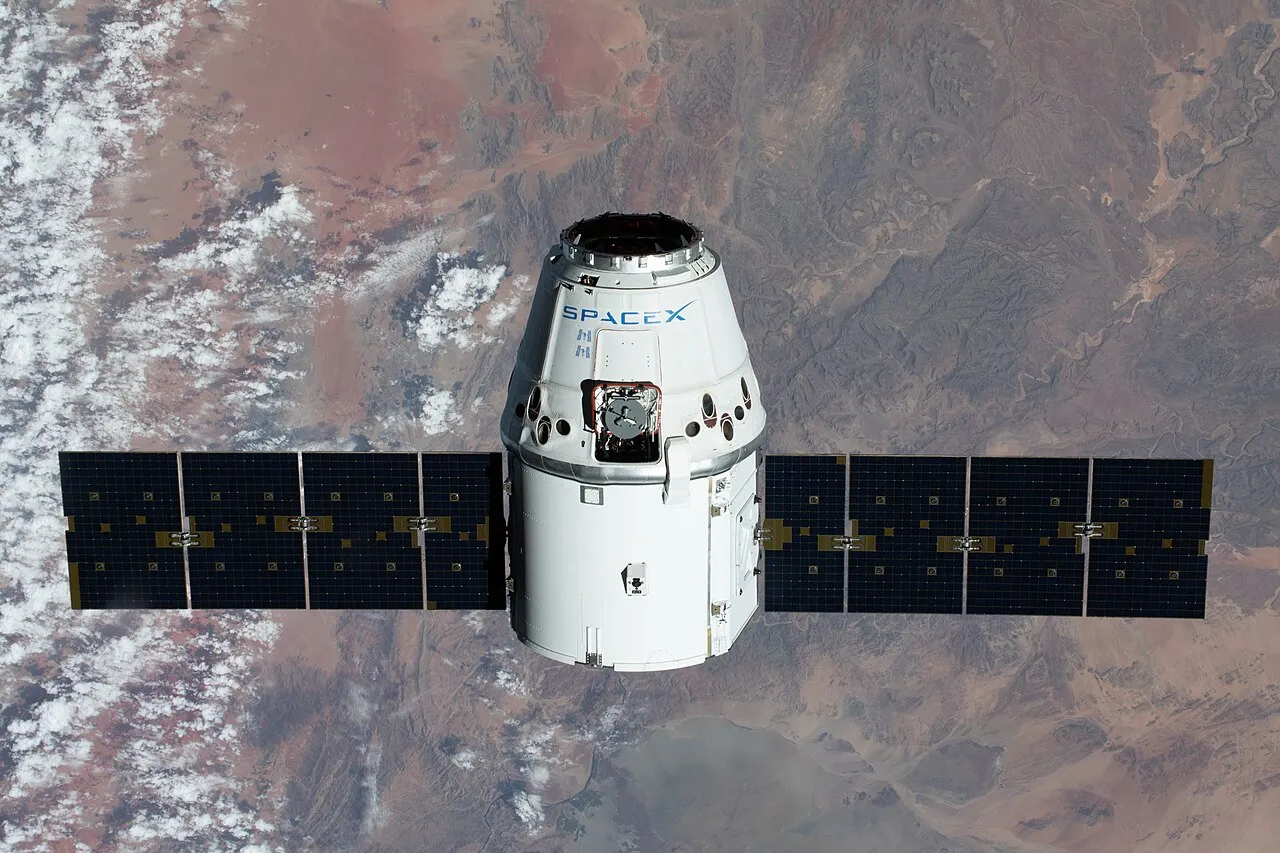 SpaceX’ Dragon-resupplyskib ses på vej mod den Internationale Rumstation (ISS). Billedet viser rumfartøjerne i kredsløb over Namibia.