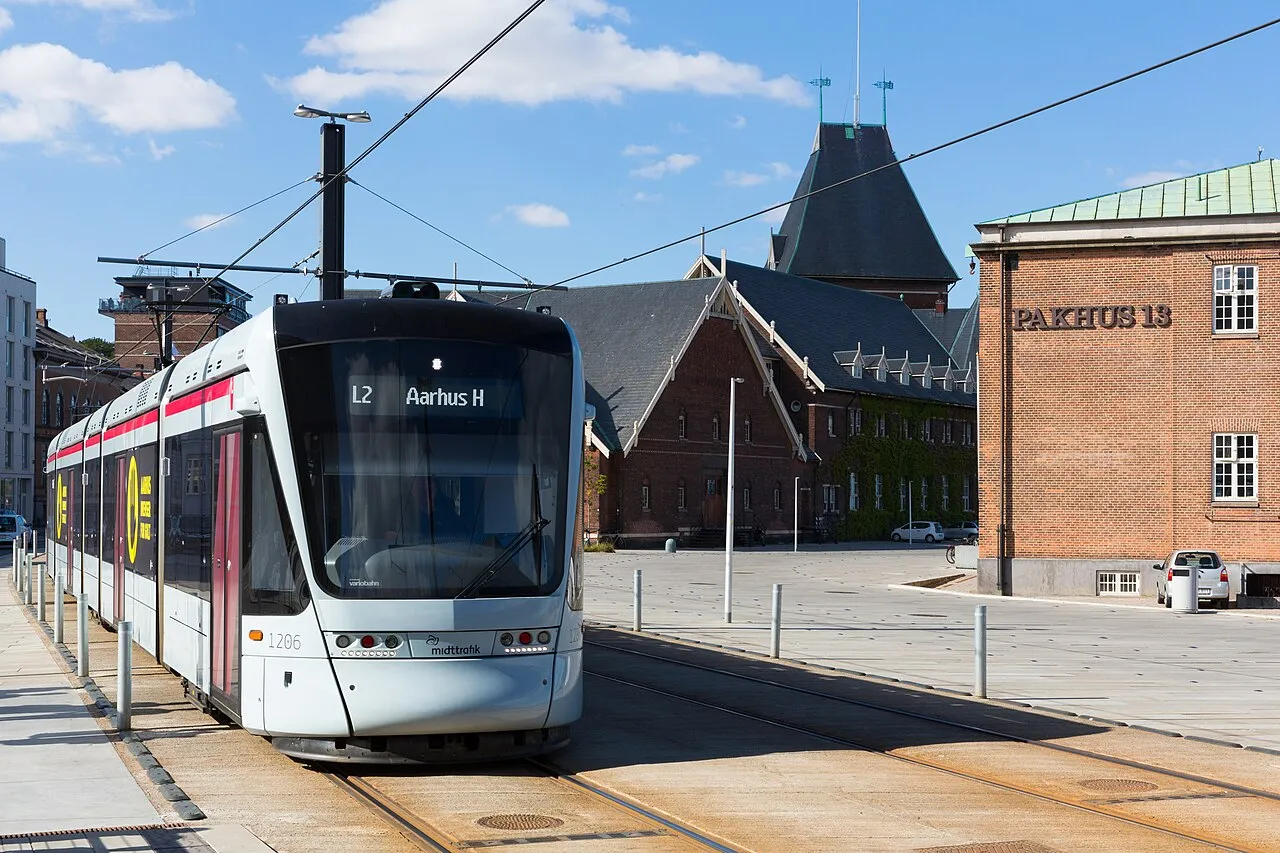 En Stadler Variobahn-sporvogn kører i Havnegade i Aarhus. Billedet viser byens gaderum og kollektiv trafik i et bynært perspektiv.