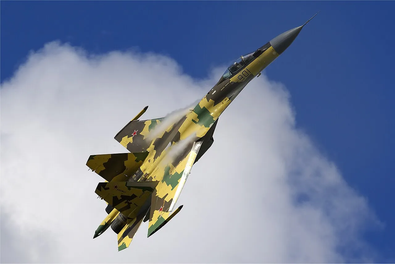 En russisk Sukhoi Su-35 flyver i luften under MAKS 2009 luftshow i Moskva. Billedet viser flyets opvisningsmanøvre.