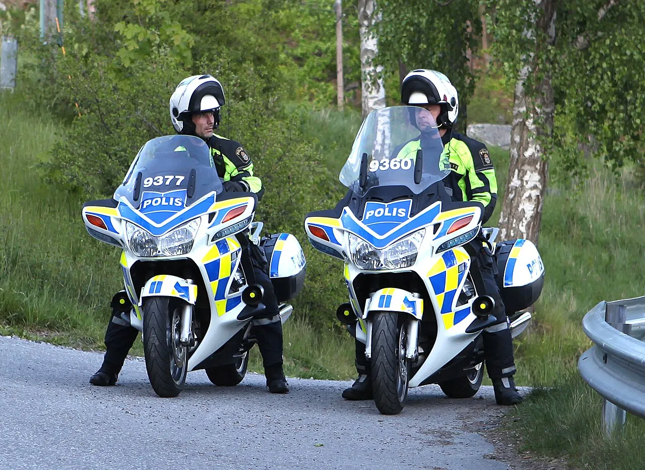 Svensk politi kører på motorcykler. Billedet viser politiets indsats og uniformer i trafikken.